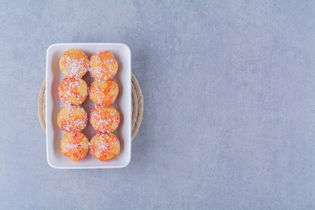 Un tableau blanc de biscuits jaunes ronds avec des pépites.