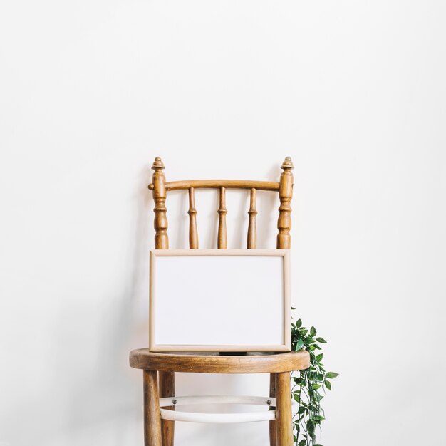 Tableau blanc sur une chaise