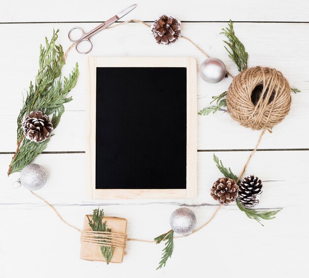 Tableau blanc dans le cadre de la décoration de Noël autour