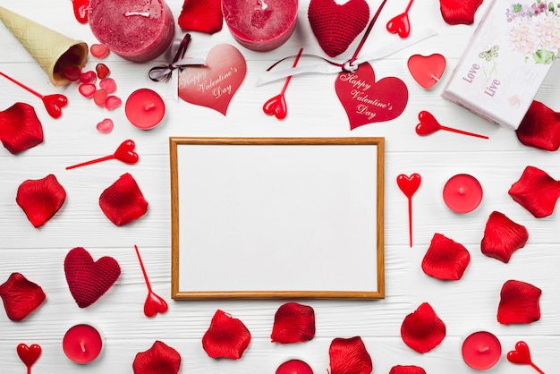 Tableau blanc parmi les décorations de la Saint-Valentin