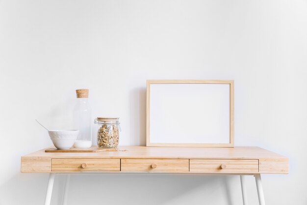 Tableau blanc sur la table