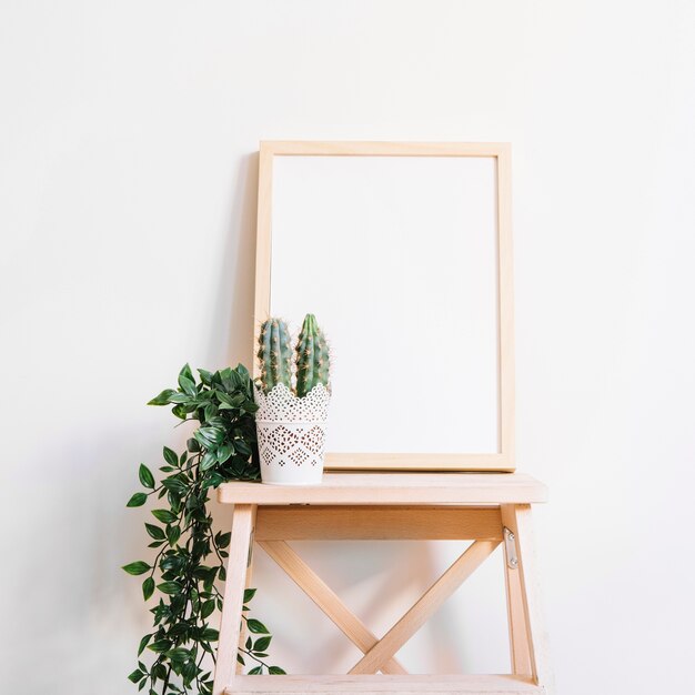 Tableau blanc sur un tabouret