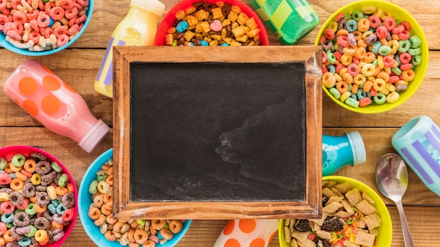 Tableau sur des bols de céréales et des bouteilles