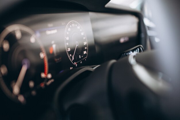 Tableau de bord de voiture et roue bouchent