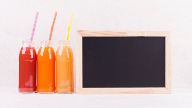 Tableau et bouteilles de jus coloré