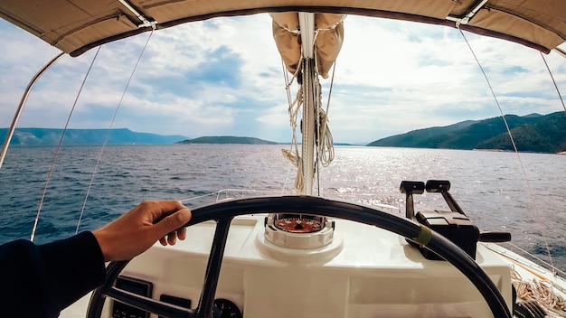 Tableau de commande du navire avec volant sur la passerelle du capitaine