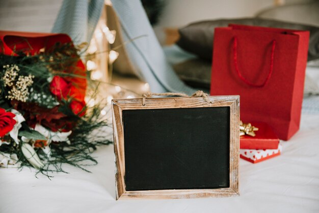 Tableau devant le bouquet et les cadeaux