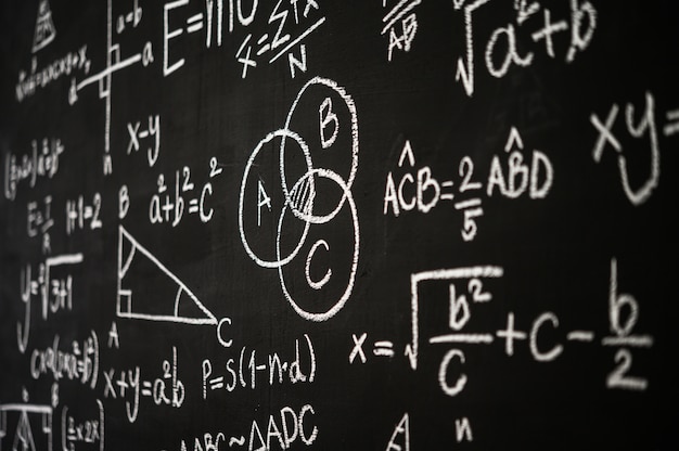 Tableau écrit avec des formules scientifiques et des calculs