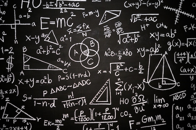 Tableau écrit avec des formules scientifiques et des calculs