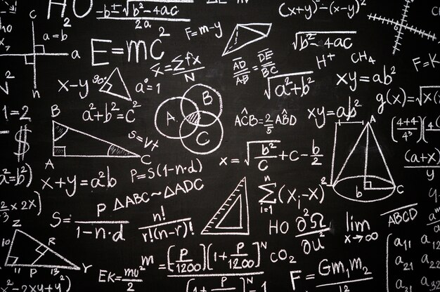 Tableau écrit avec des formules scientifiques et des calculs