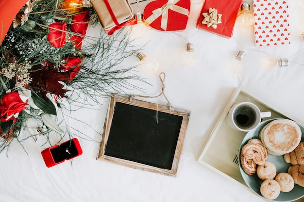 Photo gratuite tableau noir et d'autres choses pour une proposition romantique