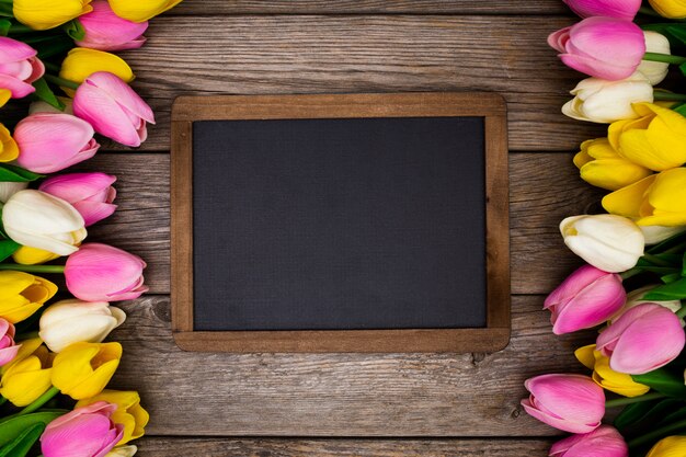 Tableau noir sur bois avec tulipes