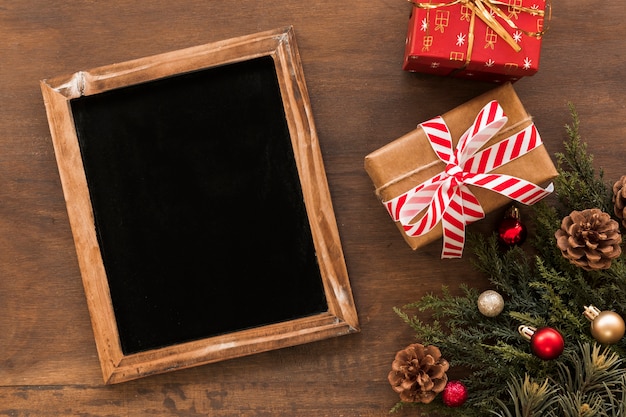 Tableau noir avec des boîtes de cadeau de Noël sur la table