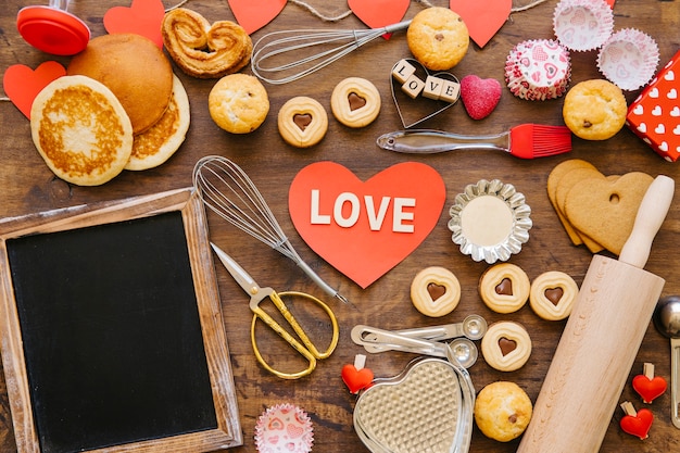 Tableau noir et coeur près de la pâtisserie