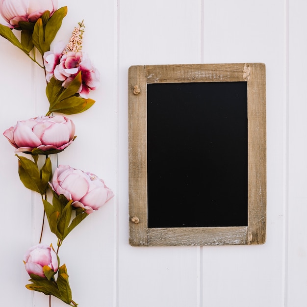 tableau noir avec un espace pour simuler avec de belles roses sur la gauche