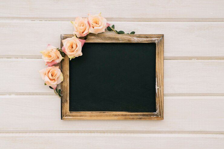 Photo gratuit tableau noir avec des ornements floraux