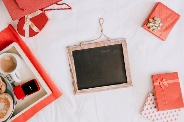 Tableau noir parmi les cadeaux et le petit-déjeuner