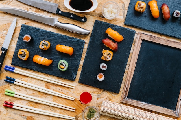 Tableau noir près de sushi