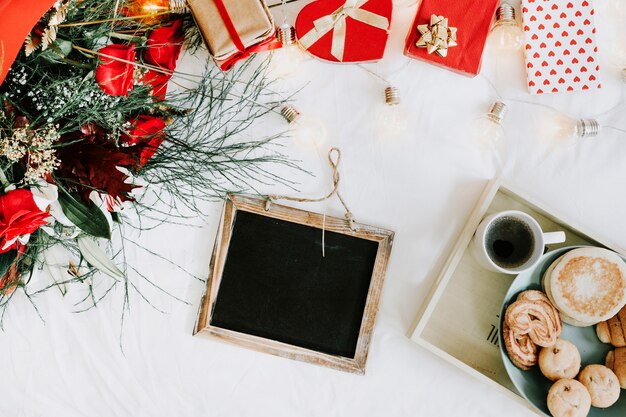 Tableau près du petit-déjeuner et des cadeaux de la Saint-Valentin