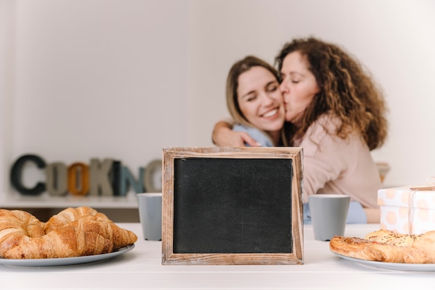 Tableau près de la mère embrassant sa fille