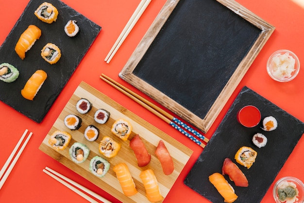 Photo gratuite tableau près de la série de sushis sur rouge