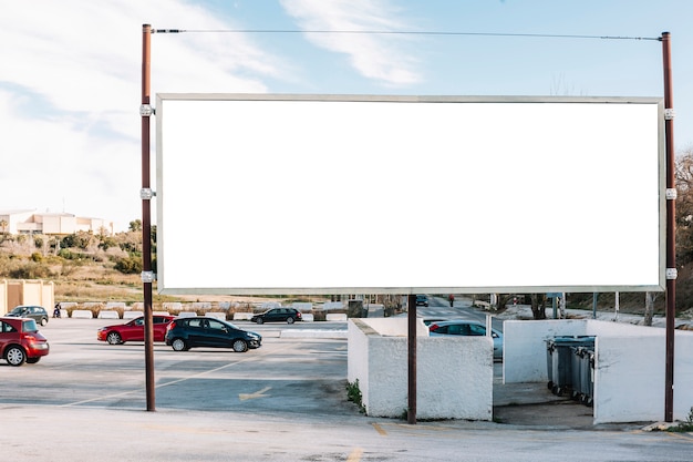 Tableau propre sur le parking en béton