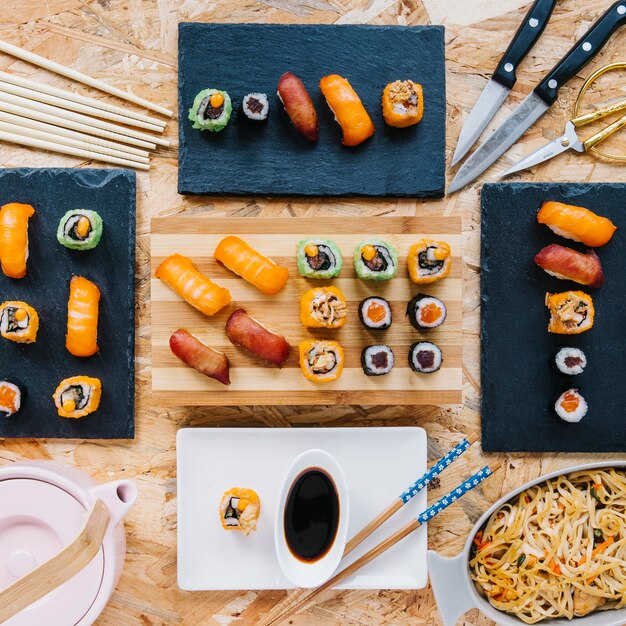 Tableaux avec des sushis et des rouleaux