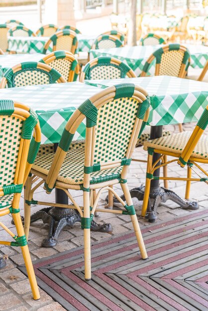 Tables et chaises au restaurant