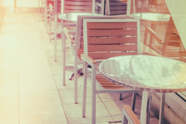 Photo gratuite tables et chaises dans le restaurant (filtré image traitée vinta