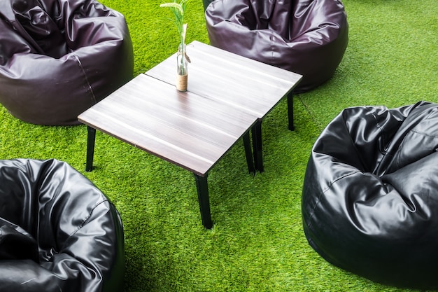 Tables et chaises dans le restaurant.