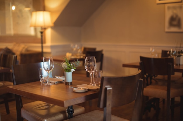 Tables et chaises disposées dans un café vide