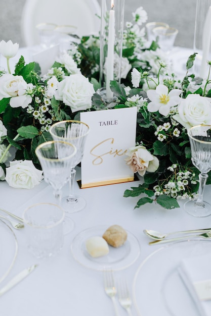 Photo gratuite des tables de fête décorées pour le mariage