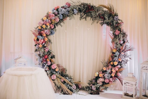 Tables de mariage décorées et intérieur de la salle