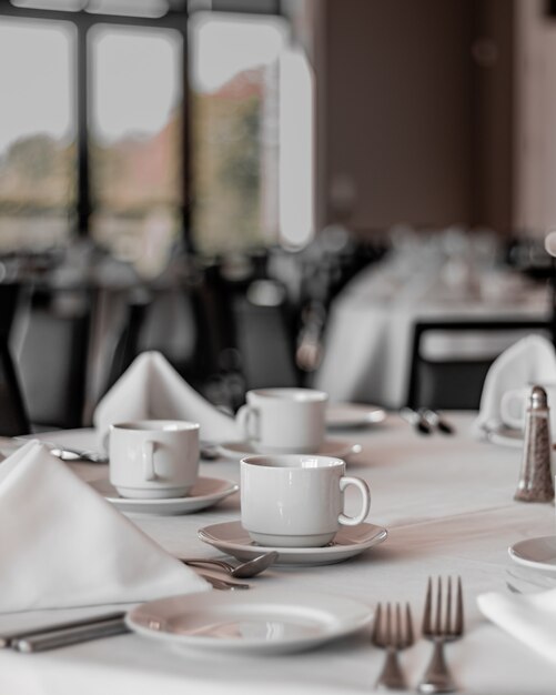 Tables soignées dans un restaurant agréable, vide et propre