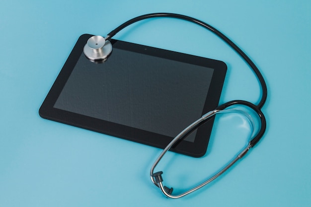 Photo gratuite tablet et stéthoscope