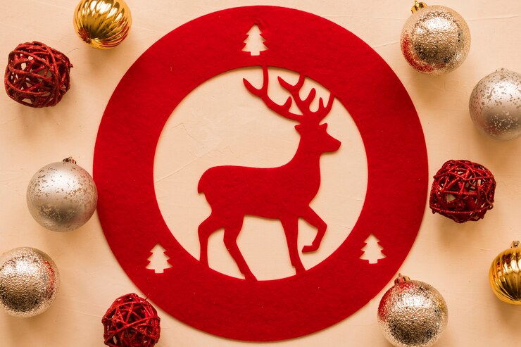 Photo gratuit tablette avec des cerfs entre des boules de noël
