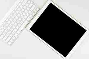 Photo gratuite tablette et clavier sans fil
