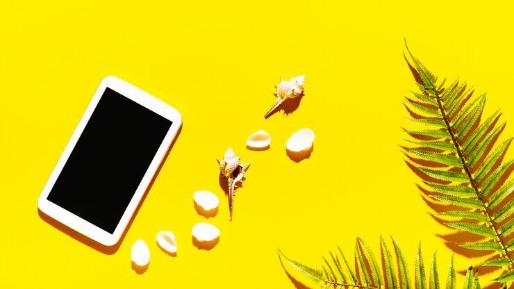 Photo gratuit tablette avec des coquilles sur fond clair