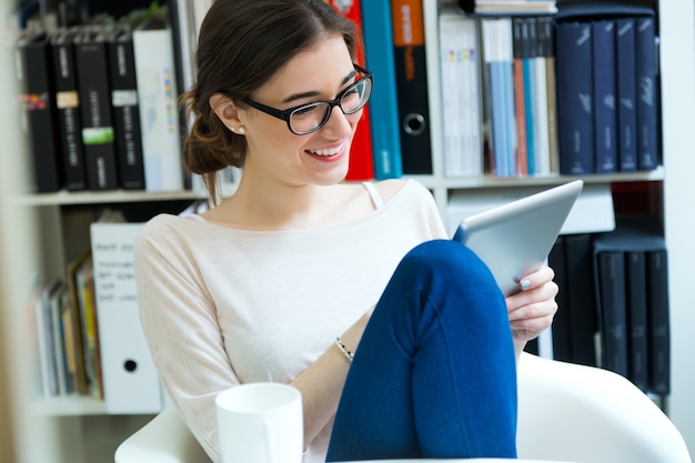 tablette électronique brune bureau des travailleurs