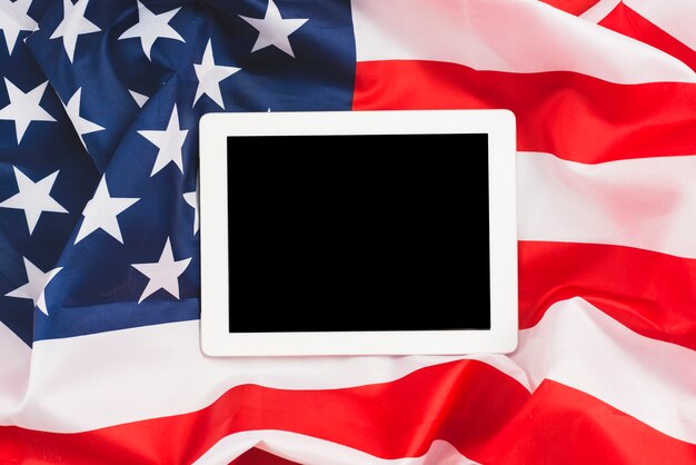 Tablette éteinte sur drapeau américain