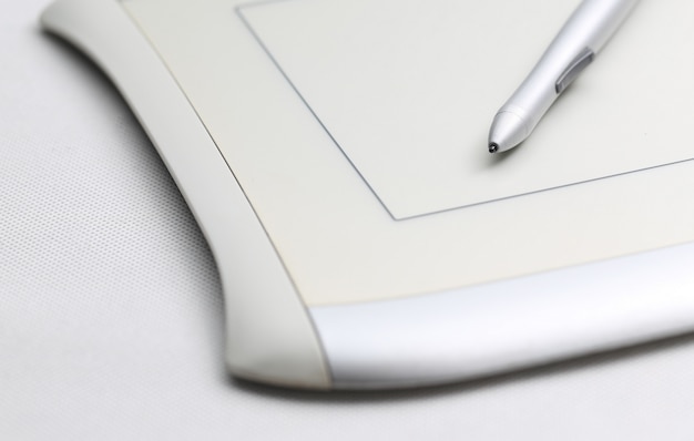Photo gratuite tablette graphique et stylo sensibles à la pression sur fond blanc