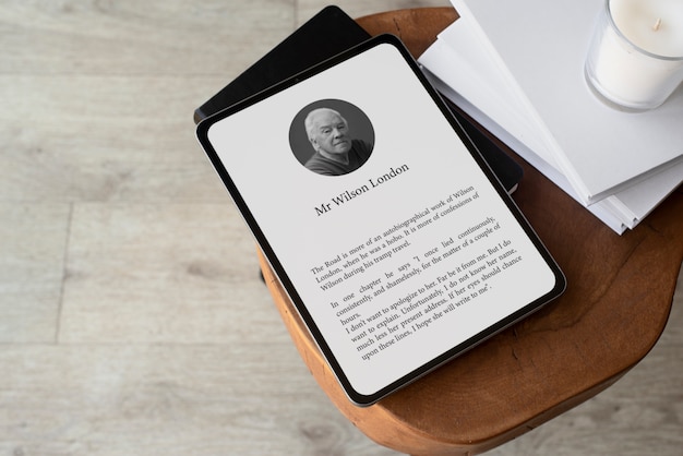 Photo gratuite tablette et livres à angle élevé