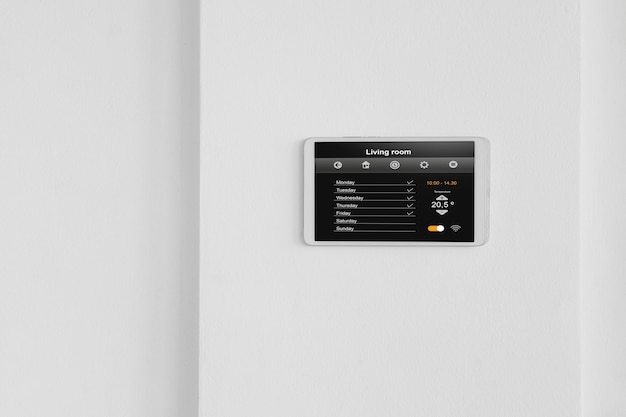 Tablette de maison intelligente sur le mur