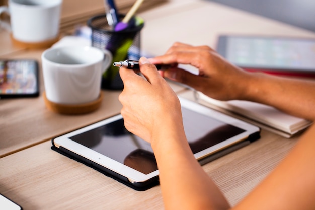 Tablette moderne grand angle au bureau