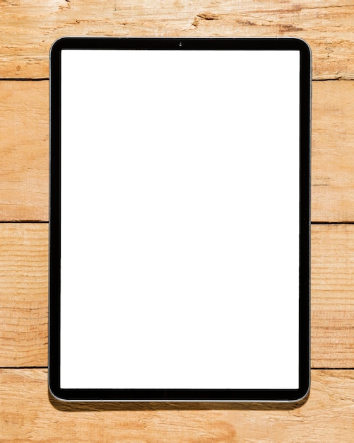 Tablette numérique à écran blanc sur un bureau en bois