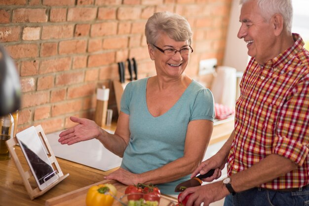 La tablette numérique est très utile même dans la cuisine