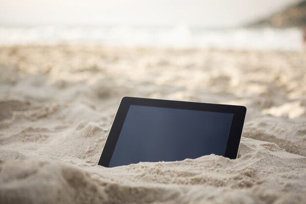 tablette numérique gardé sur le sable