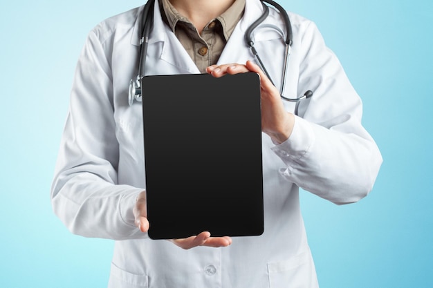 Tablette d'ordinateur entre les mains du docteur