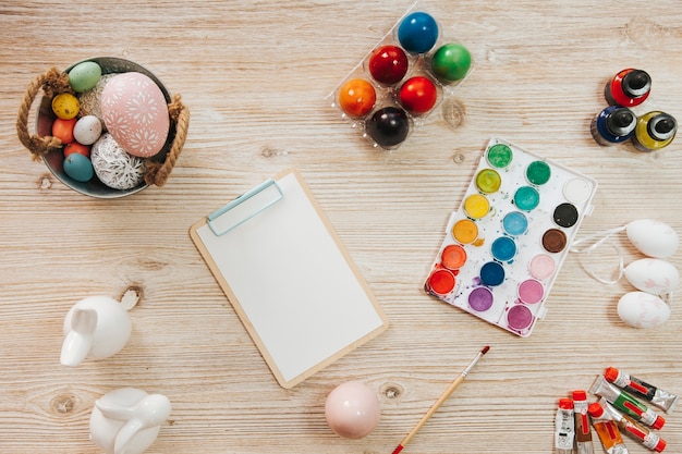 Tablette de papier et les couleurs sur la table en bois