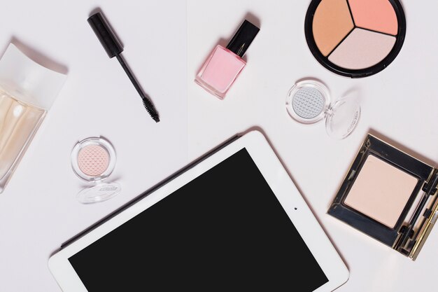 Tablette près de beaux produits cosmétiques décoratifs